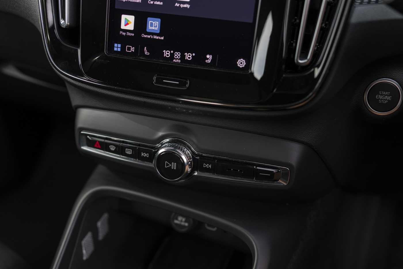Volvo  XC40 Ultimate, B5 Mild Hybrid, Petrol, Dark