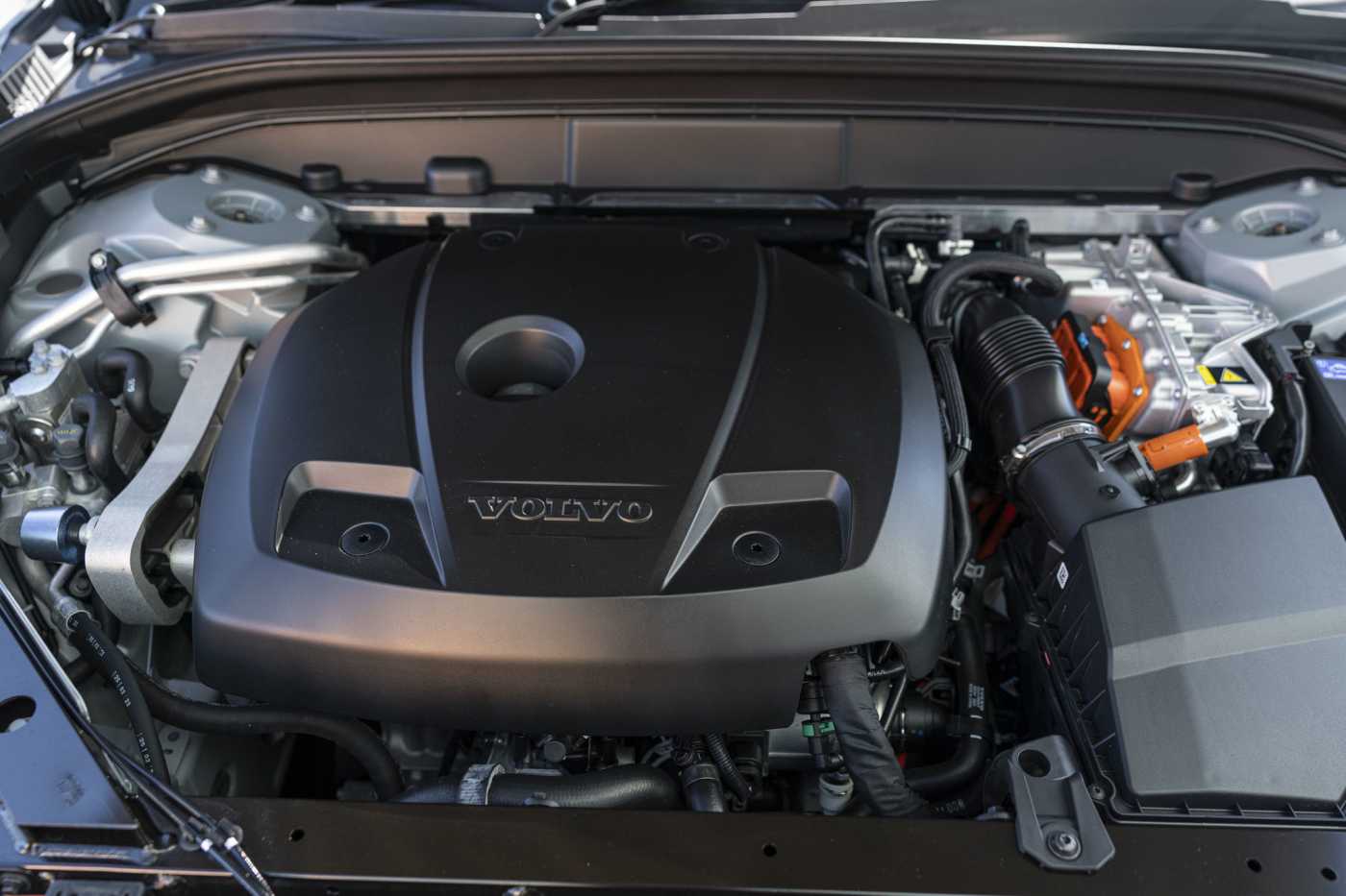 Volvo  XC60 Recharge Plus, T8 AWD Plug-in hybrid, Electric/Petrol, Dark