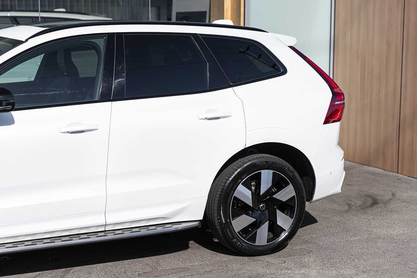 Volvo  XC60 Recharge Plus, T8 AWD Plug-in hybrid, Electric/Petrol, Dark