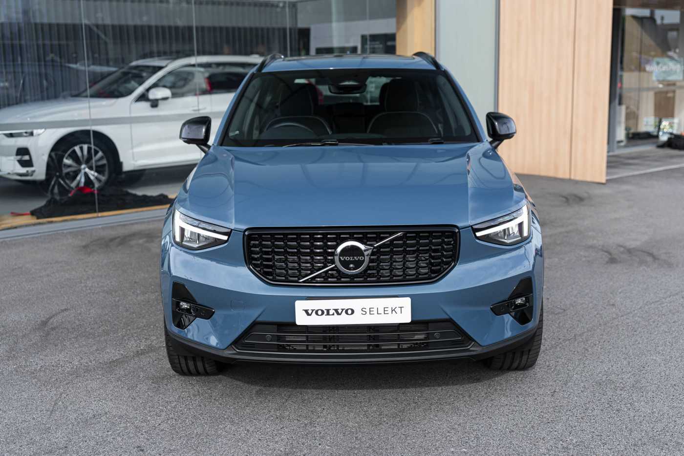 Volvo  XC40 Ultimate, B5 Mild Hybrid, Petrol, Dark
