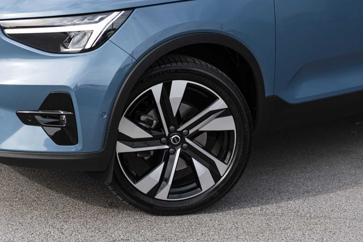 Volvo  XC40 Ultimate, B5 Mild Hybrid, Petrol, Dark