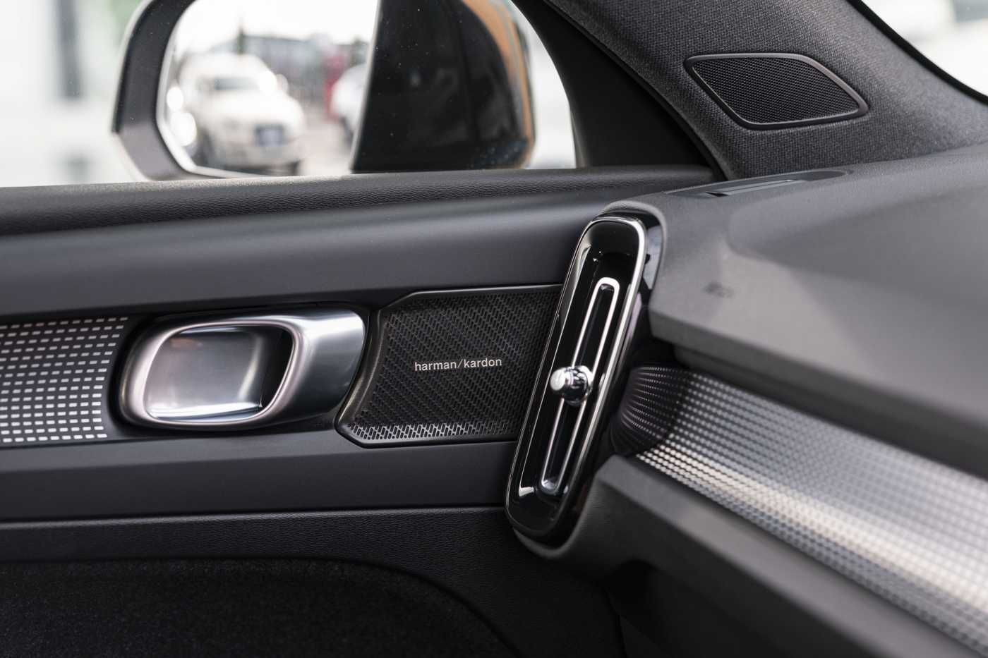 Volvo  XC40 Ultimate, B5 Mild Hybrid, Petrol, Dark