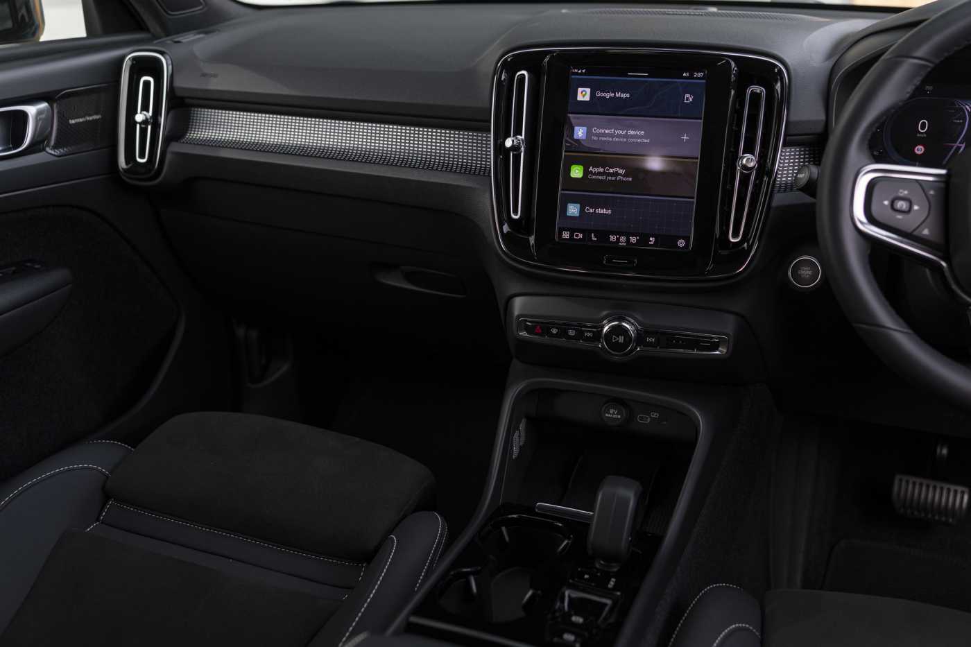 Volvo  XC40 Ultimate, B5 Mild Hybrid, Petrol, Dark