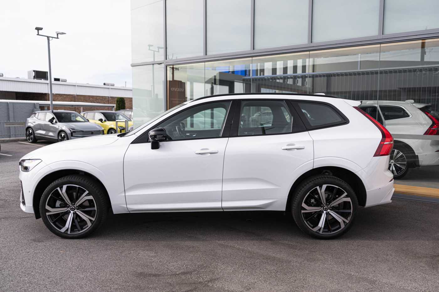 Volvo  XC60 Ultimate, B6 AWD mild hybrid, Petrol, Dark