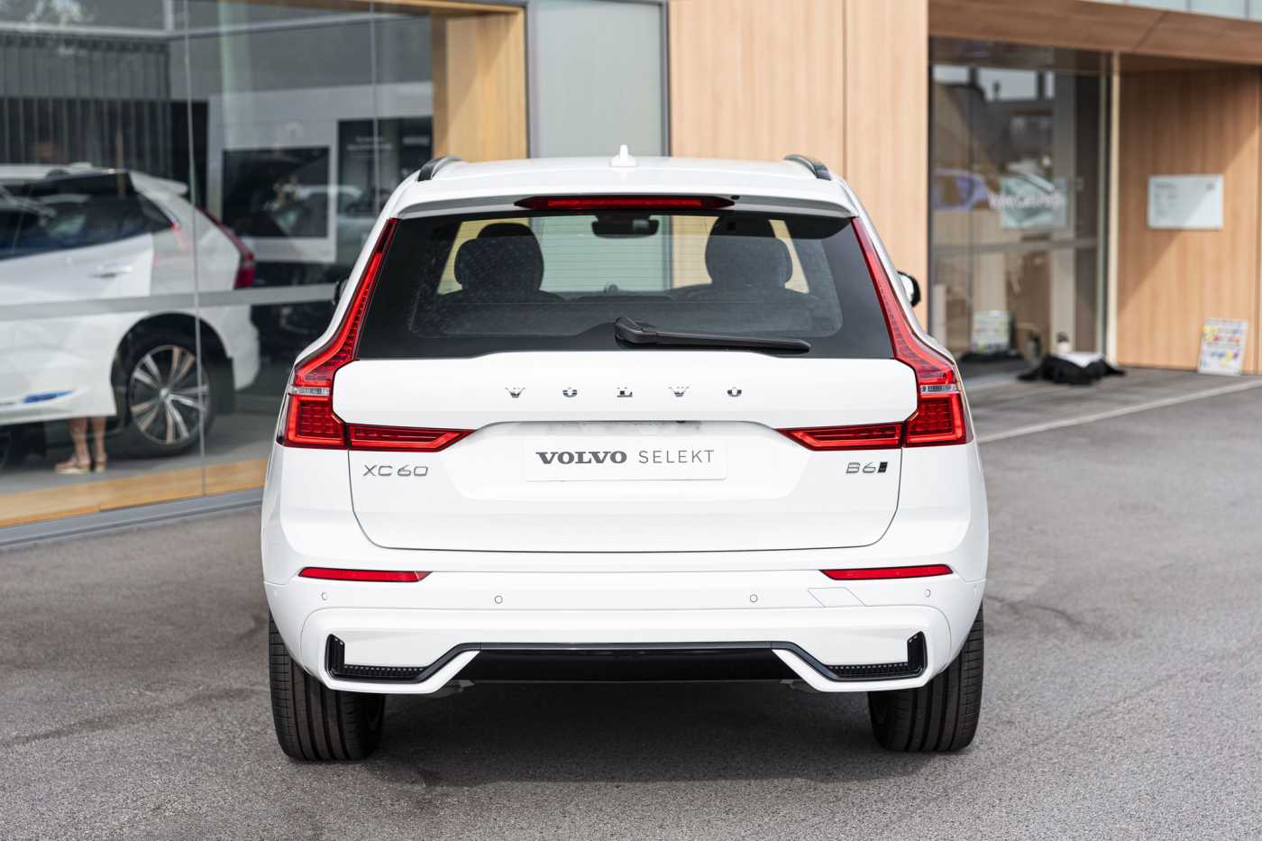 Volvo  XC60 Ultimate, B6 AWD mild hybrid, Petrol, Dark