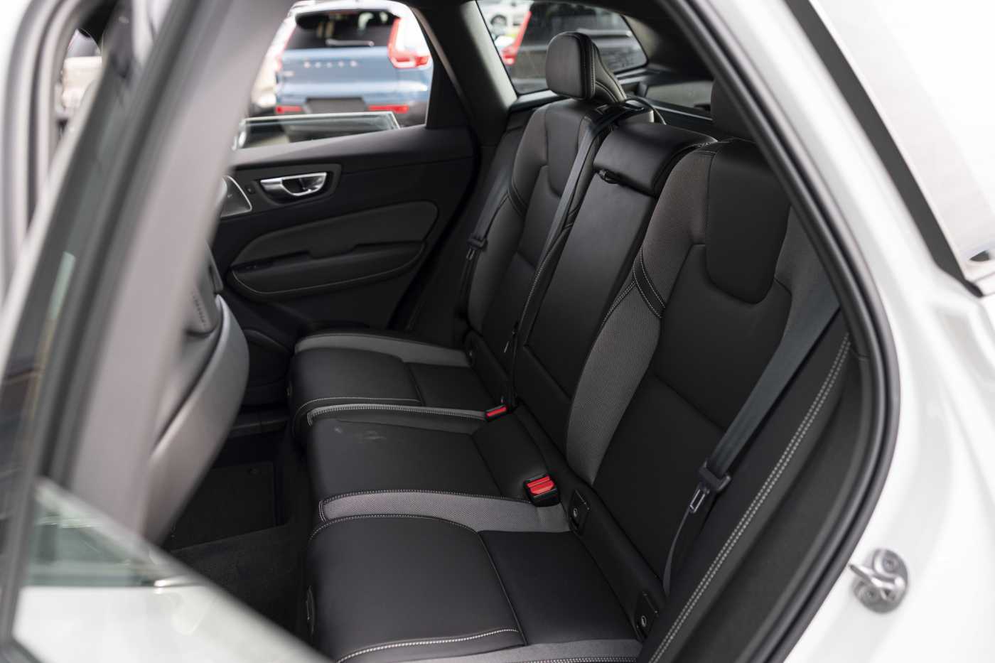 Volvo  XC60 Ultimate, B6 AWD mild hybrid, Petrol, Dark