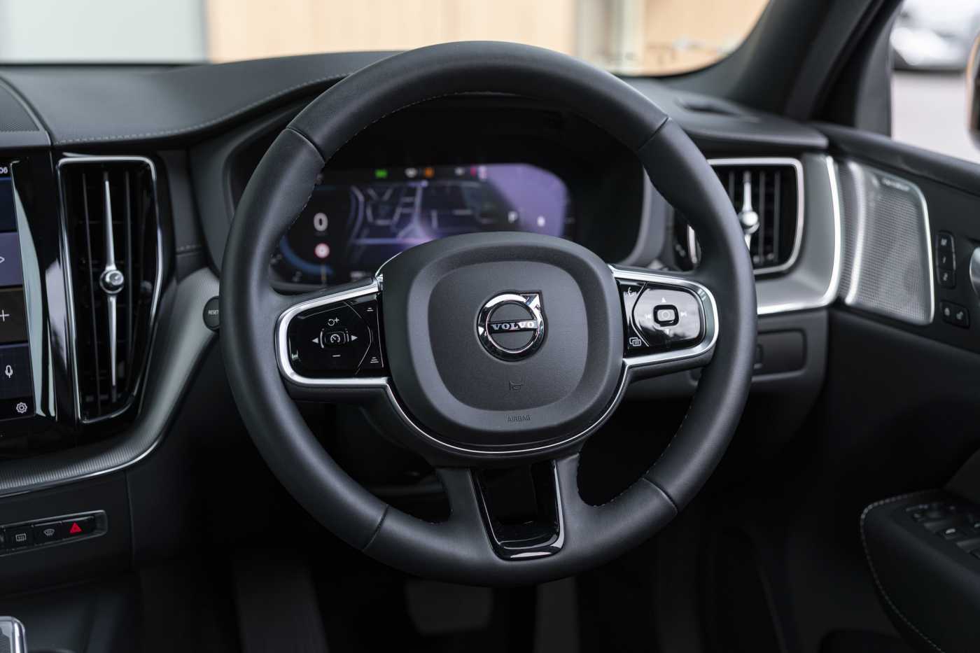 Volvo  XC60 Ultimate, B6 AWD mild hybrid, Petrol, Dark