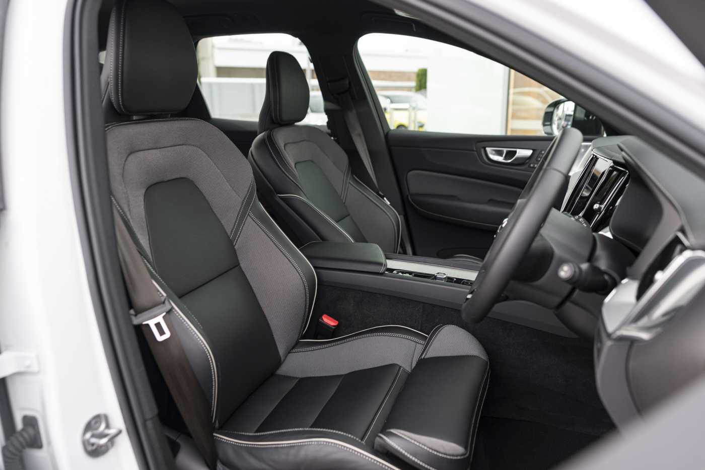 Volvo  XC60 Ultimate, B6 AWD mild hybrid, Petrol, Dark