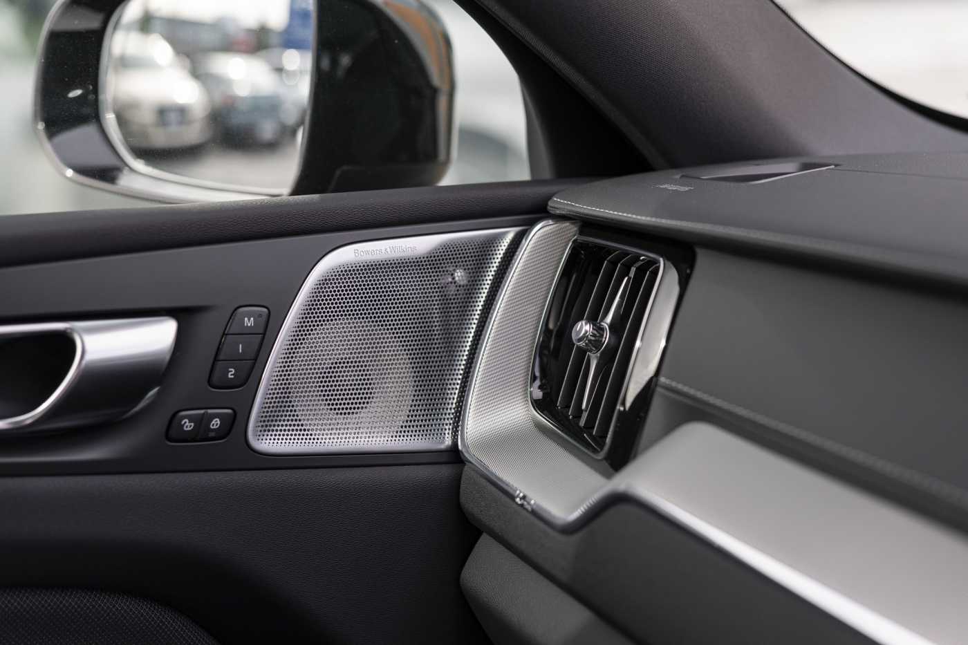 Volvo  XC60 Ultimate, B6 AWD mild hybrid, Petrol, Dark