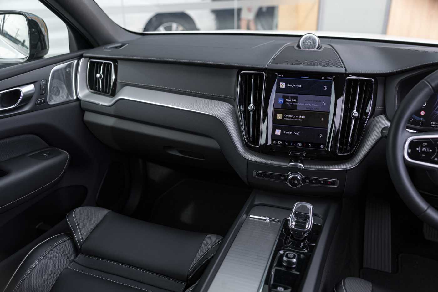 Volvo  XC60 Ultimate, B6 AWD mild hybrid, Petrol, Dark
