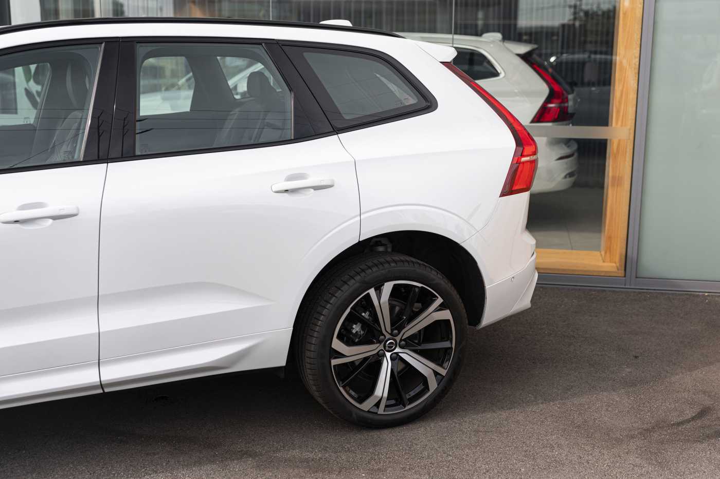 Volvo  XC60 Ultimate, B6 AWD mild hybrid, Petrol, Dark