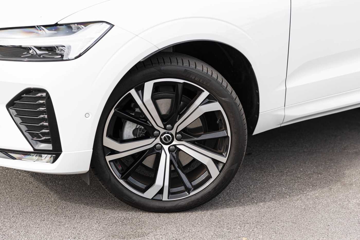 Volvo  XC60 Ultimate, B6 AWD mild hybrid, Petrol, Dark