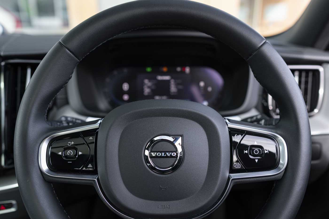 Volvo  XC60 Ultimate, B6 AWD mild hybrid, Petrol, Dark