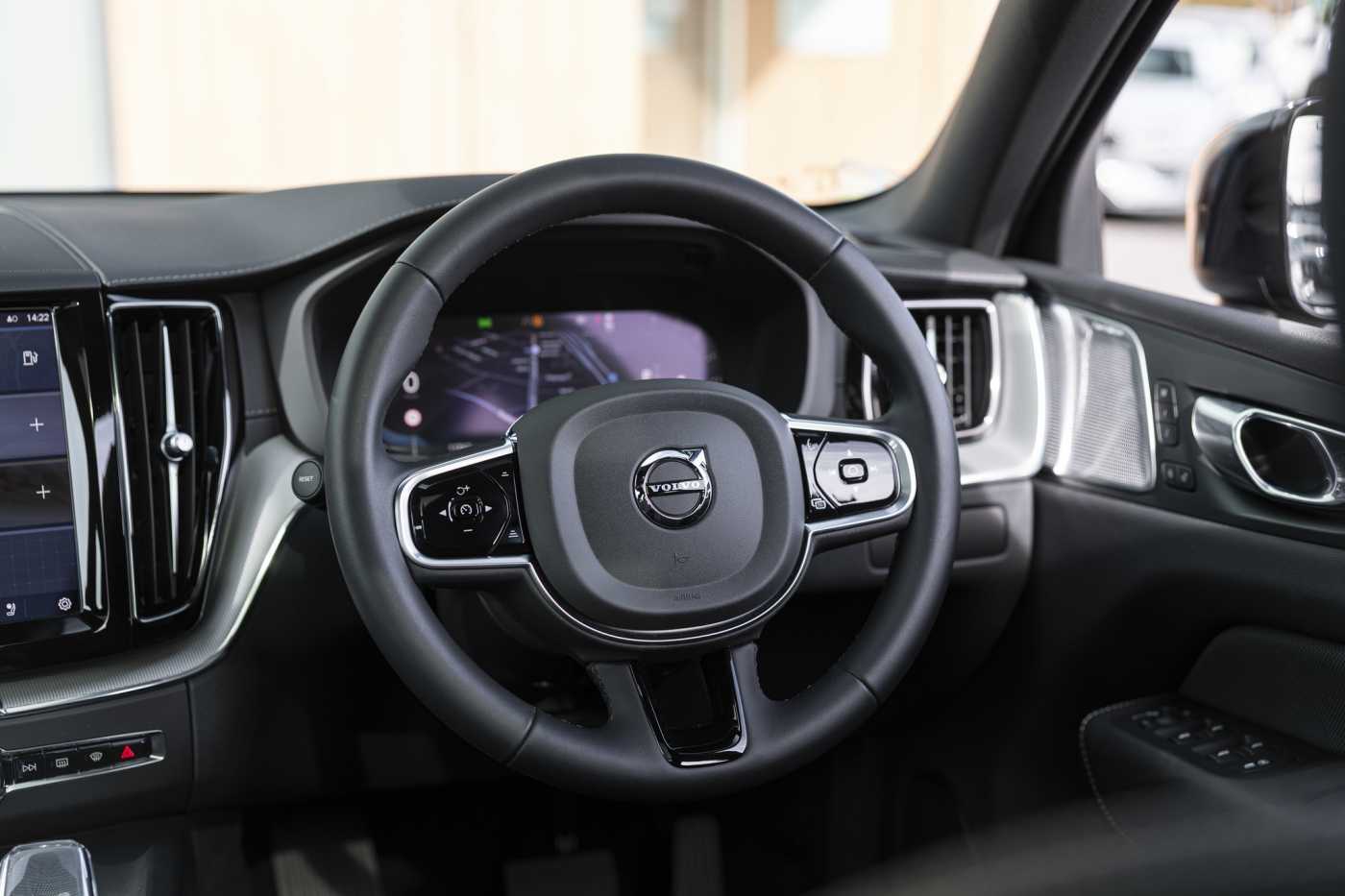 Volvo  XC60 Ultimate, B6 AWD mild hybrid, Petrol, Dark