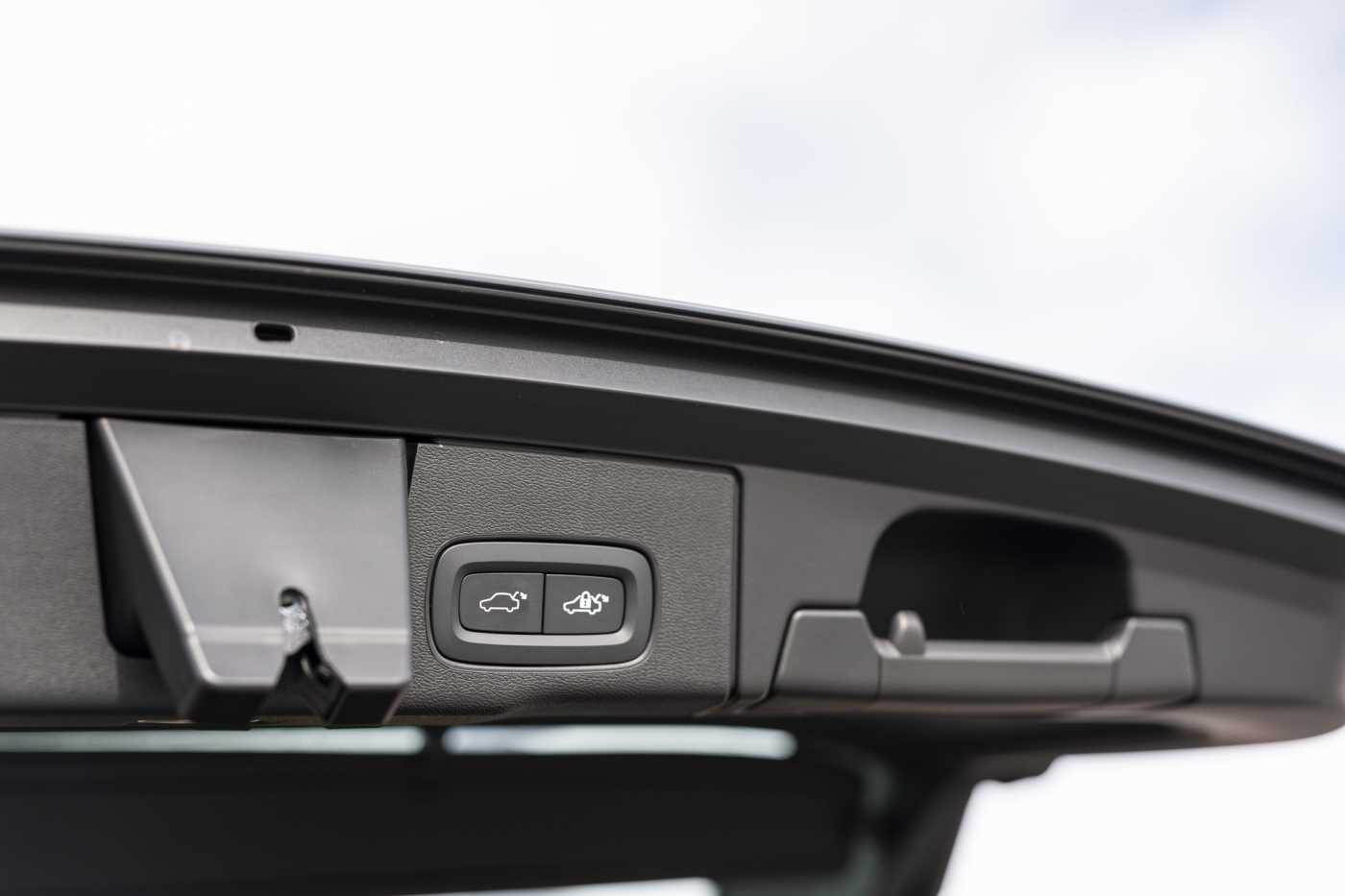 Volvo  XC60 Ultimate, B6 AWD mild hybrid, Petrol, Dark