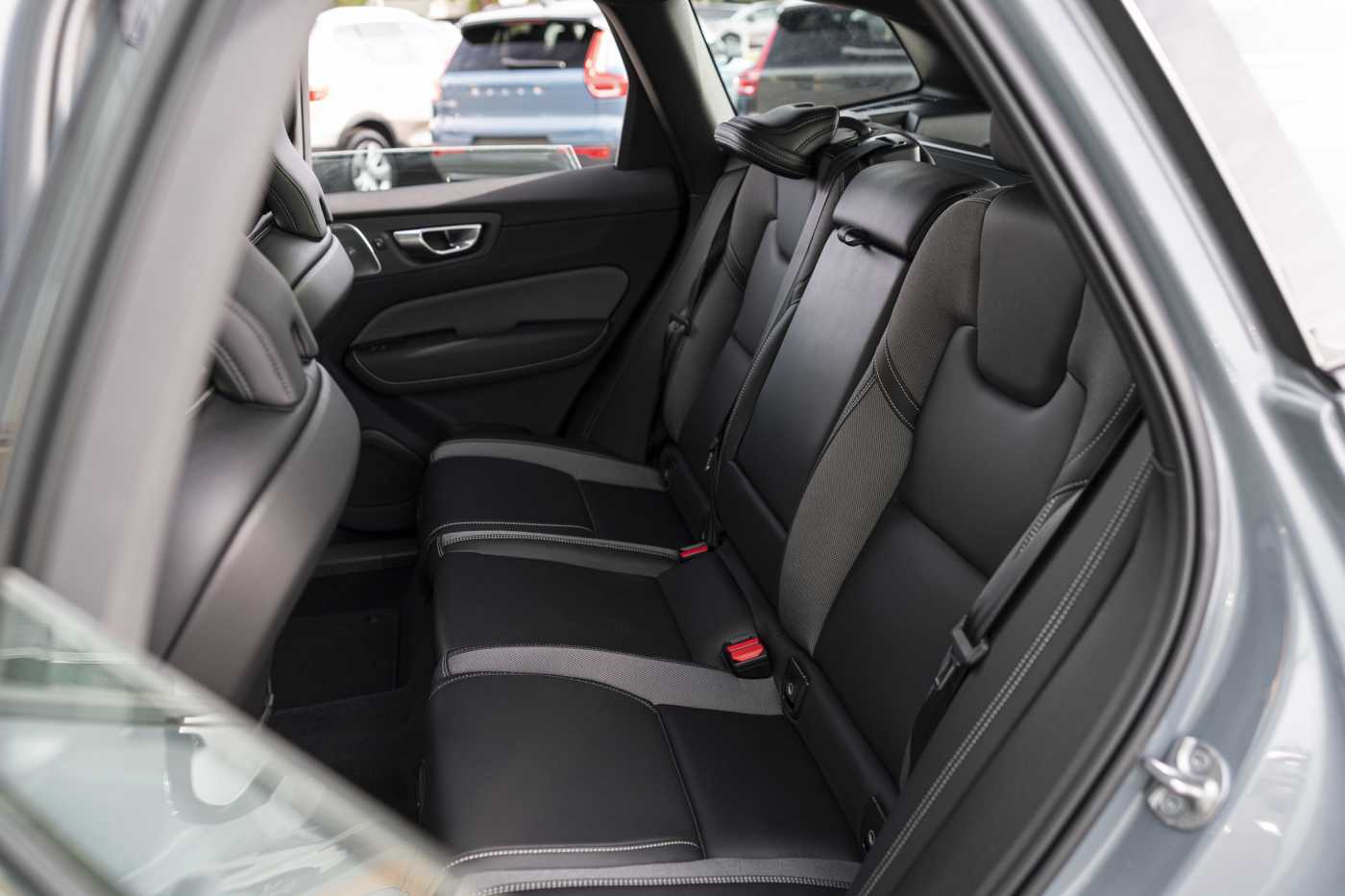 Volvo  XC60 Ultimate, B6 AWD mild hybrid, Petrol, Dark