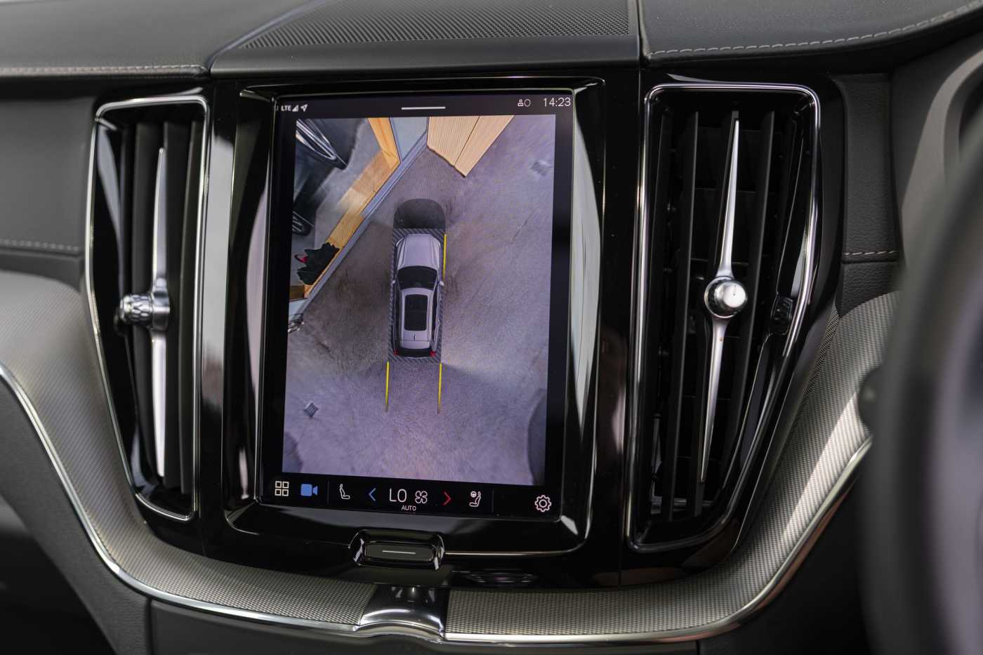 Volvo  XC60 Ultimate, B6 AWD mild hybrid, Petrol, Dark