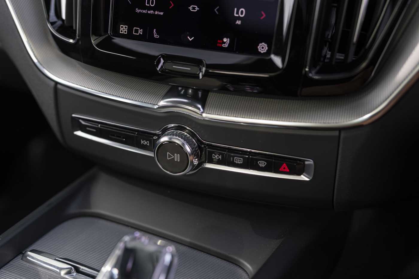 Volvo  XC60 Ultimate, B6 AWD mild hybrid, Petrol, Dark