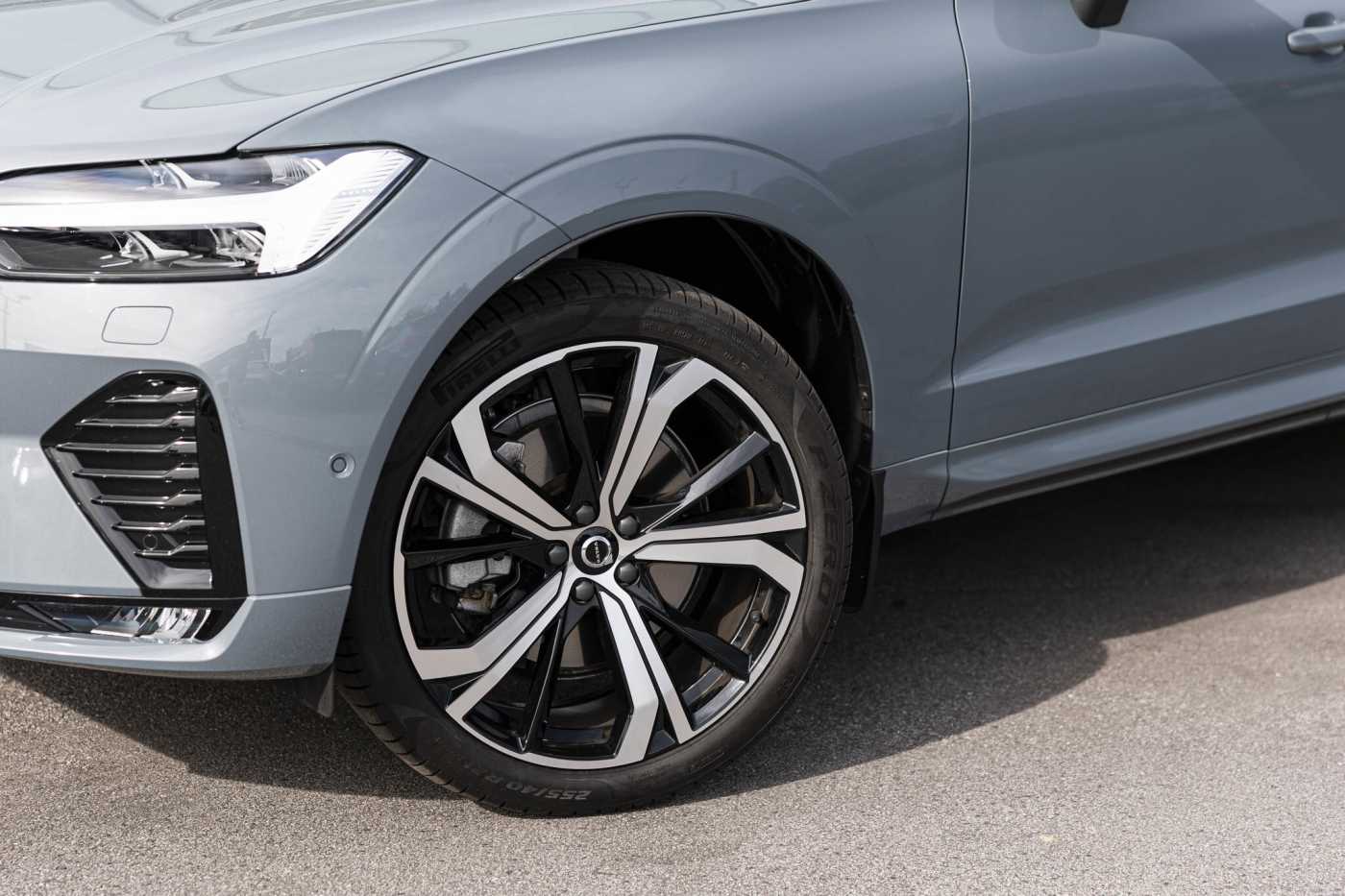 Volvo  XC60 Ultimate, B6 AWD mild hybrid, Petrol, Dark