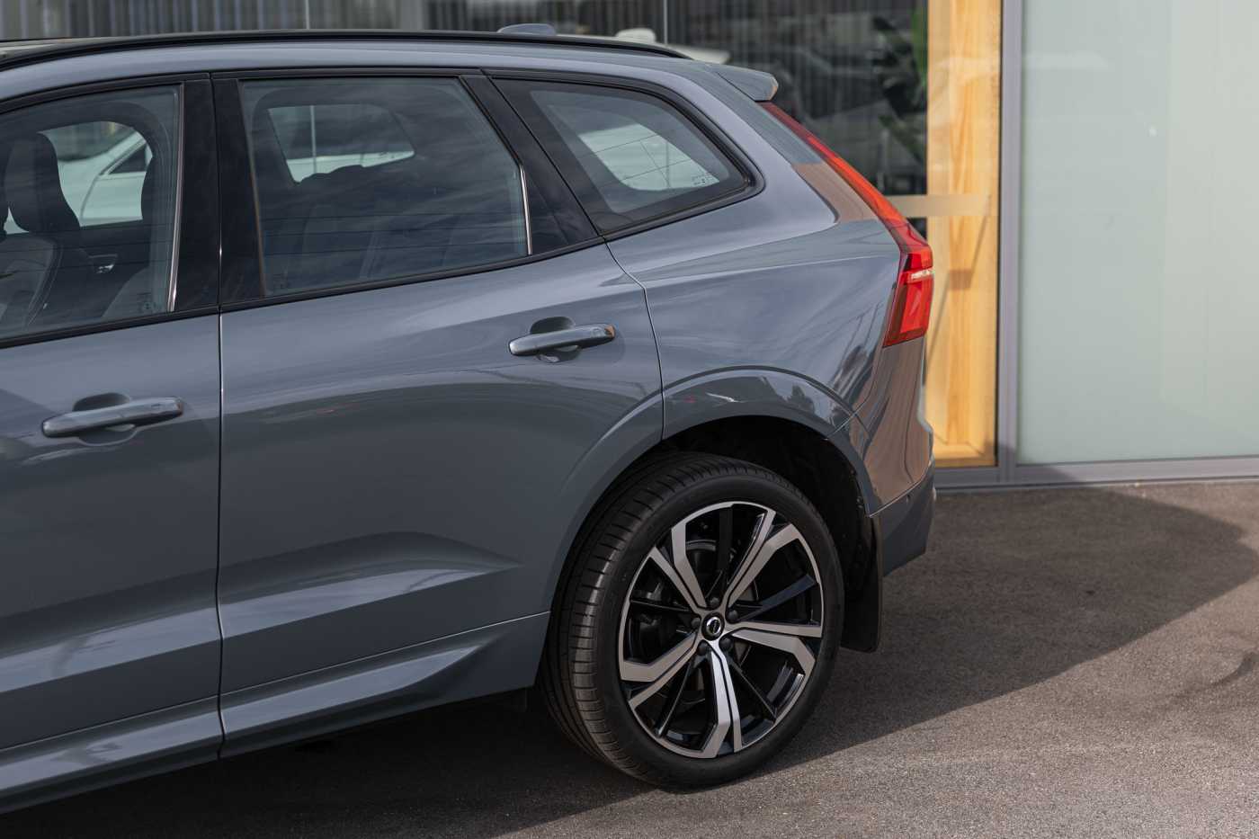 Volvo  XC60 Ultimate, B6 AWD mild hybrid, Petrol, Dark