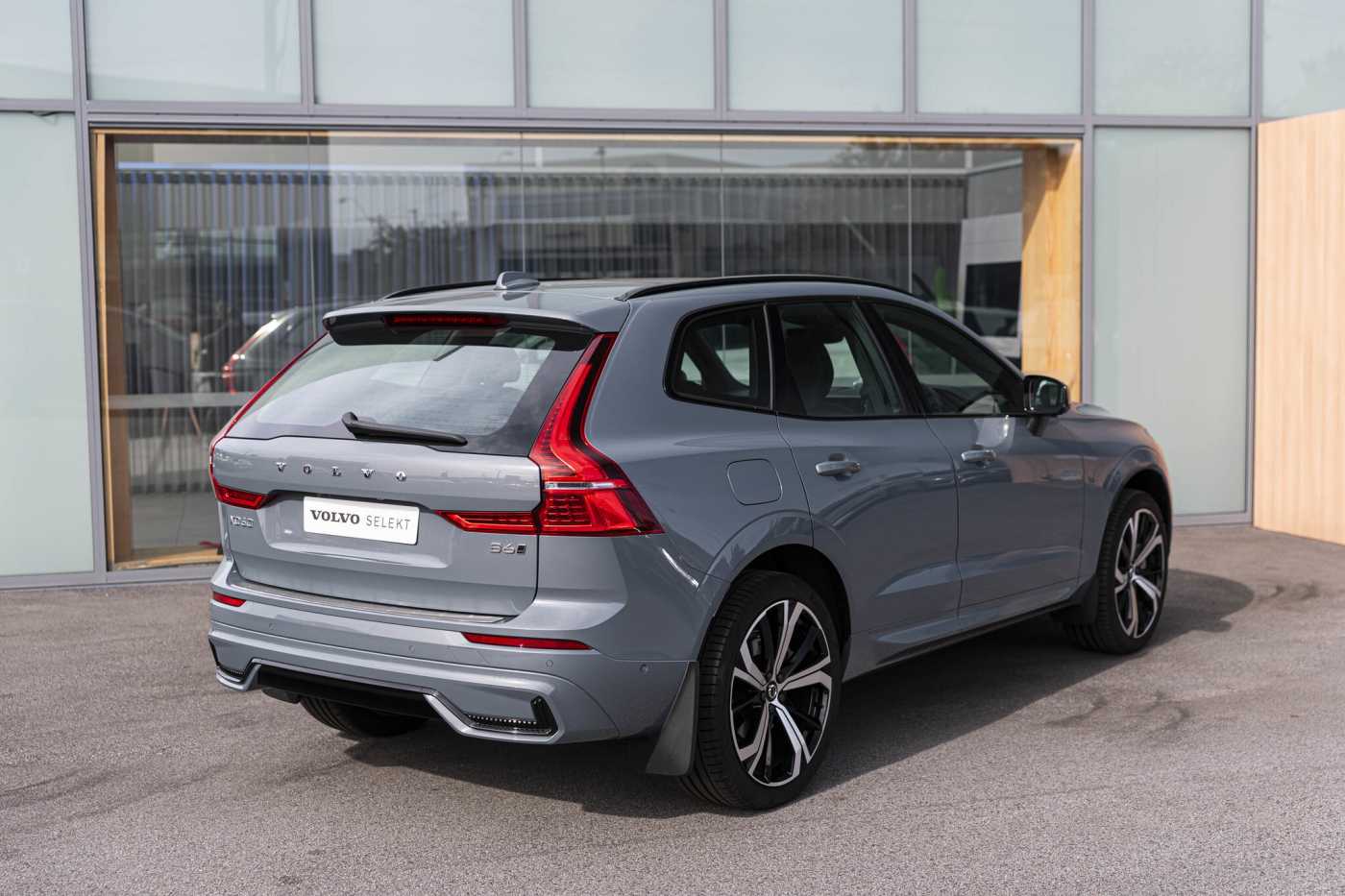 Volvo  XC60 Ultimate, B6 AWD mild hybrid, Petrol, Dark
