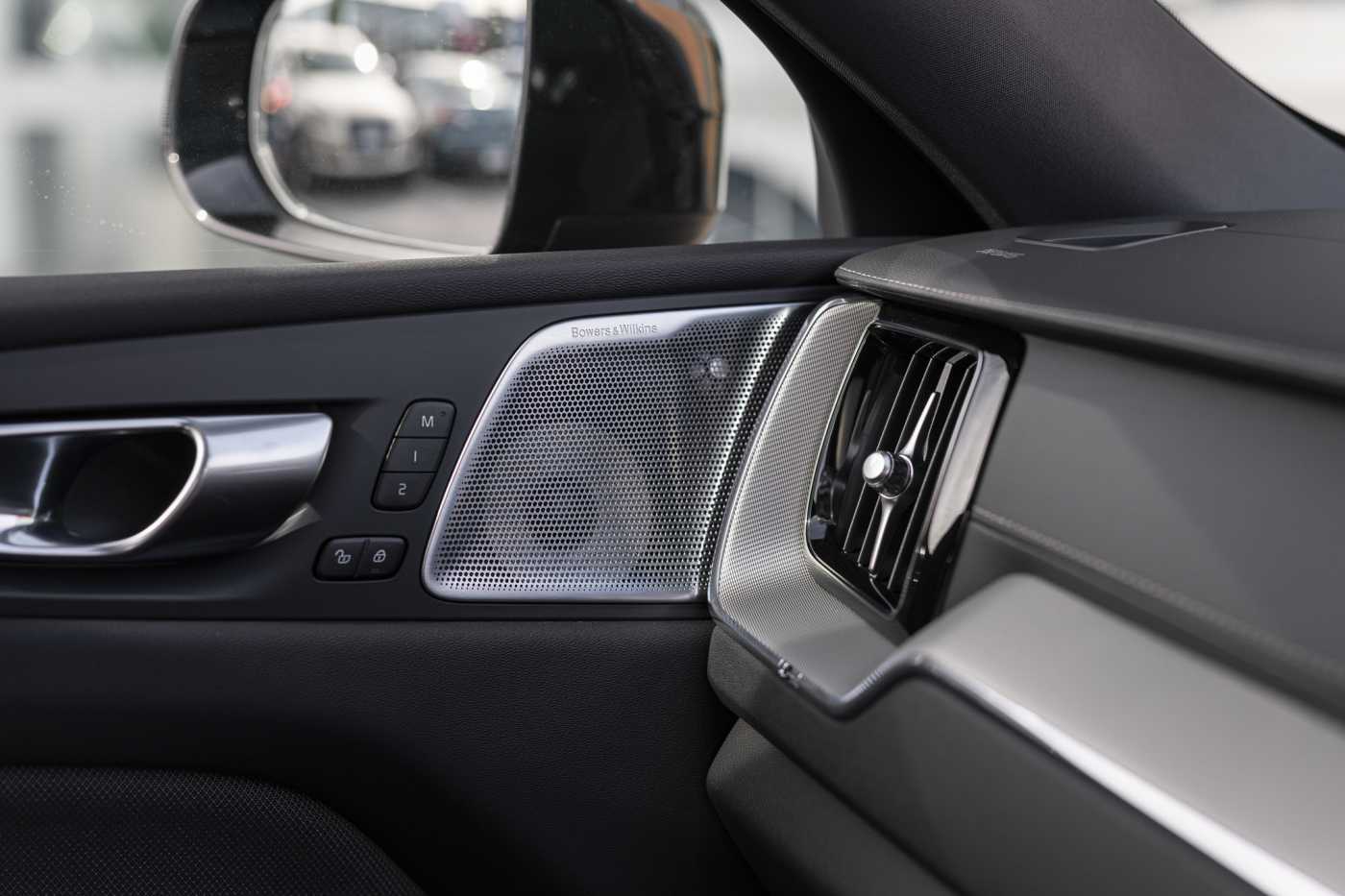 Volvo  XC60 Ultimate, B6 AWD mild hybrid, Petrol, Dark