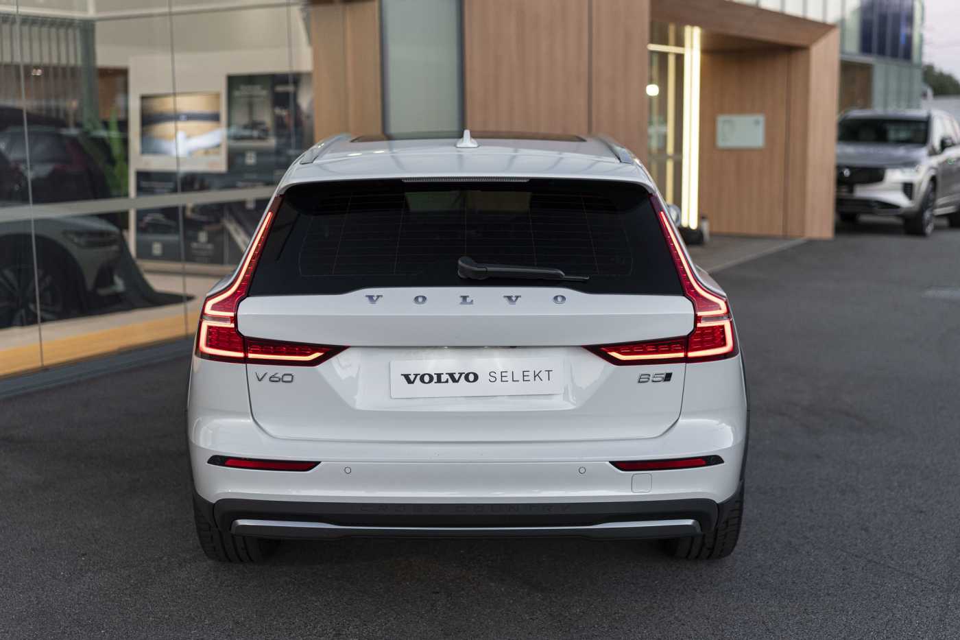 Volvo  V60 Cross Country Ultimate, B5 AWD Mild hybrid, Petrol, Bright