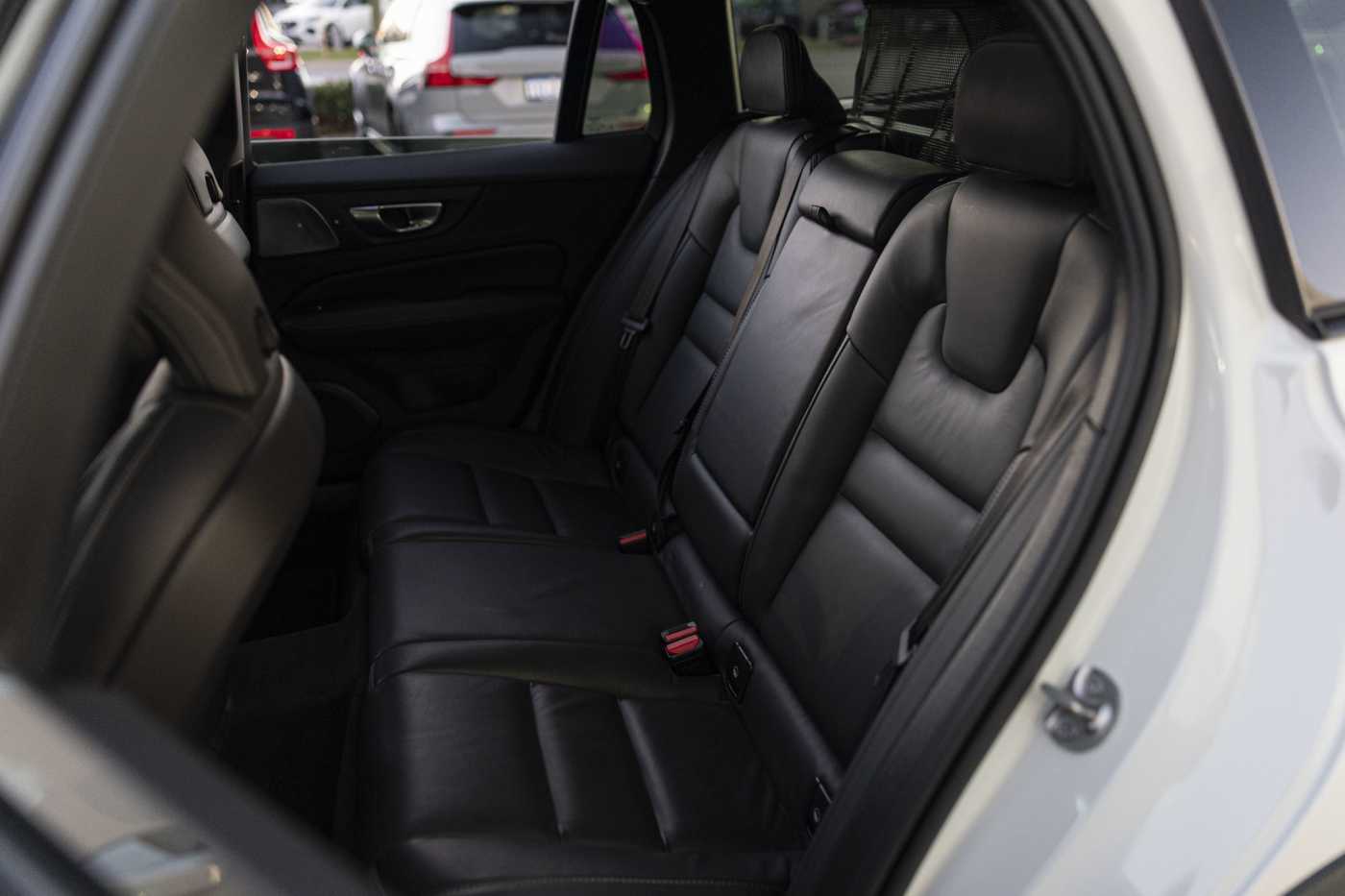 Volvo  V60 Cross Country Ultimate, B5 AWD Mild hybrid, Petrol, Bright