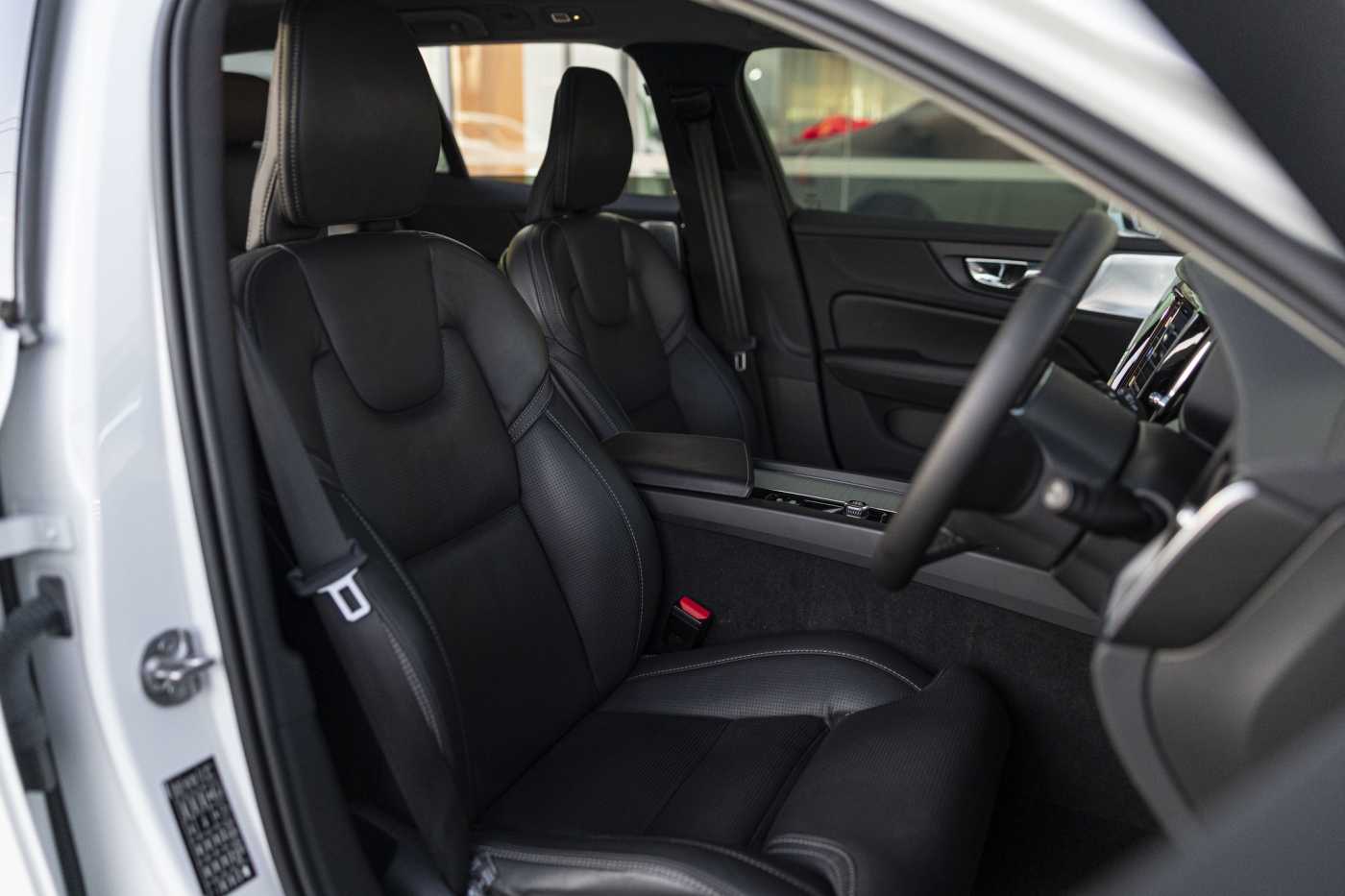 Volvo  V60 Cross Country Ultimate, B5 AWD Mild hybrid, Petrol, Bright