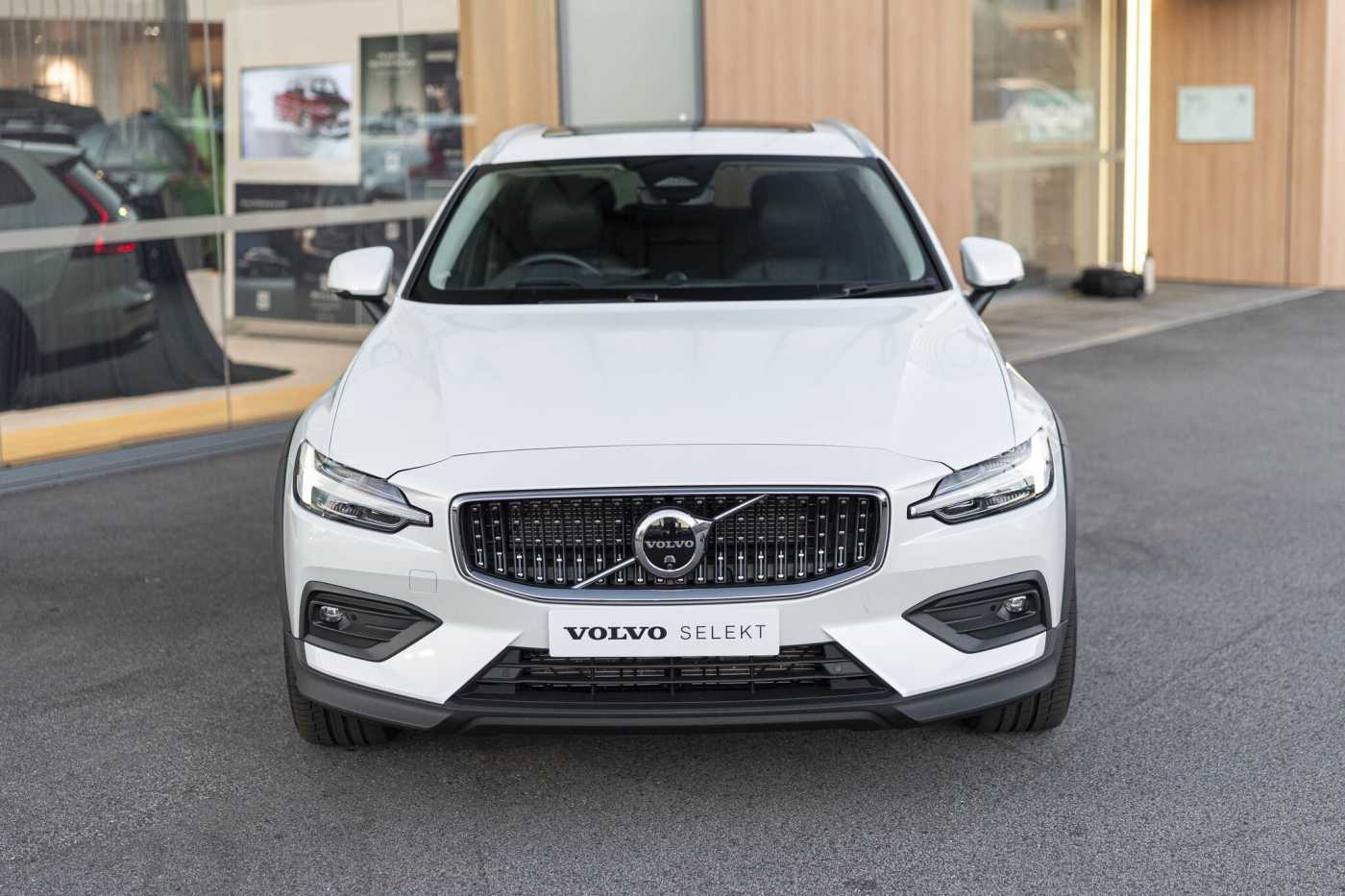 Volvo  V60 Cross Country Ultimate, B5 AWD Mild hybrid, Petrol, Bright