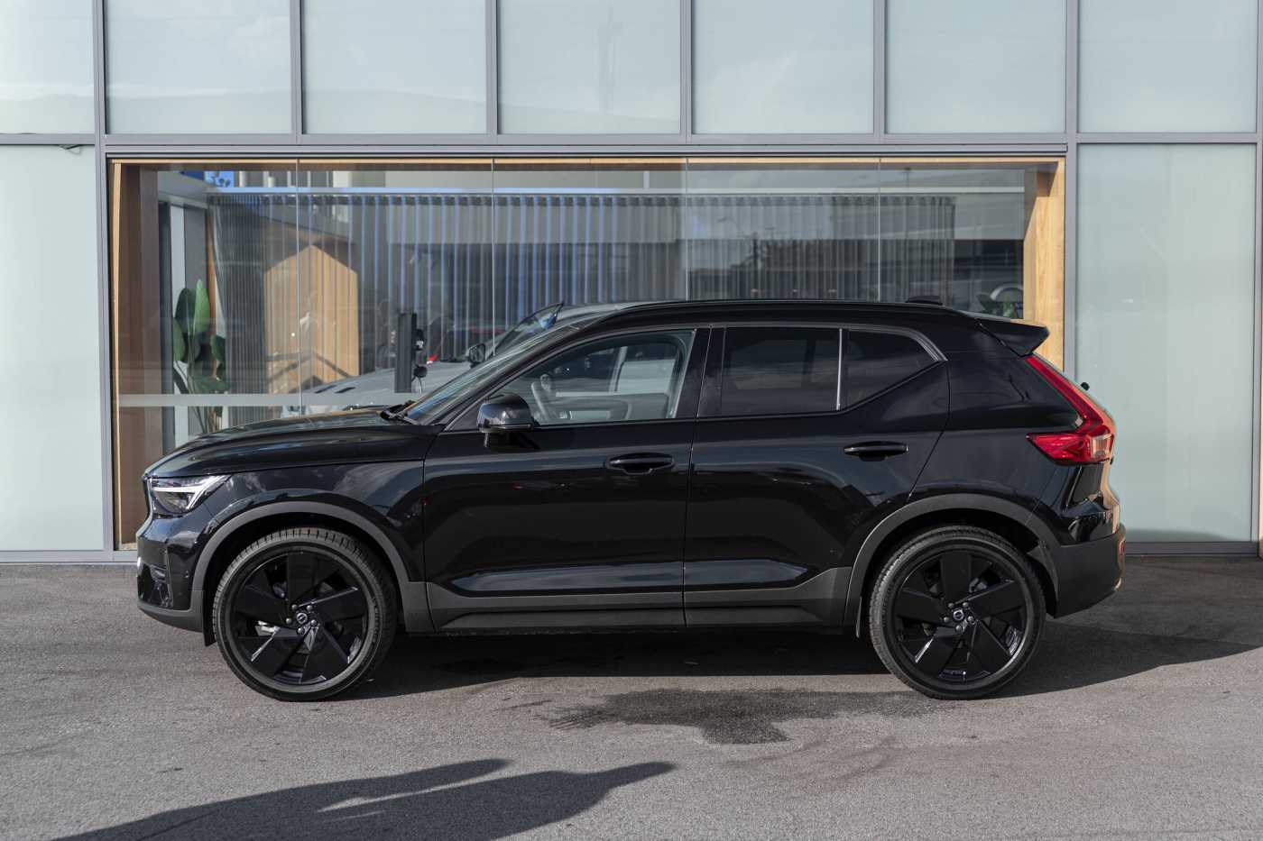 Volvo  XZ MY25 Black Edition AWD