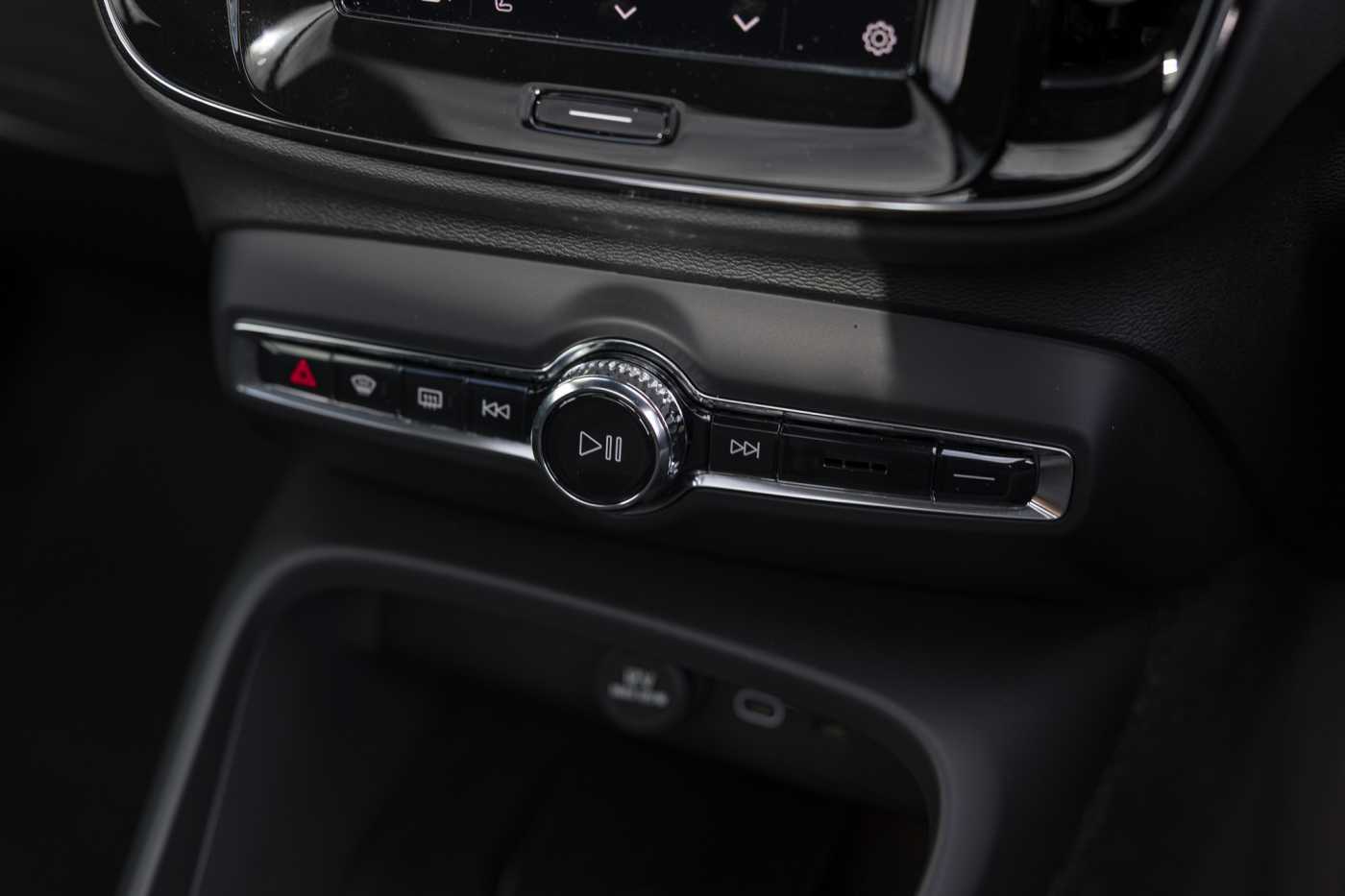 Volvo  XZ MY25 Black Edition AWD