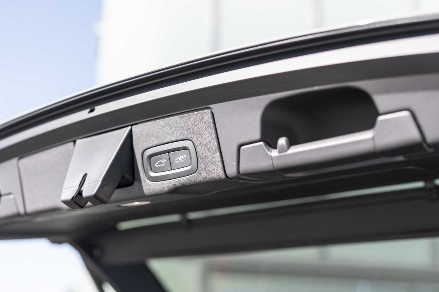 Volvo  XC60 Recharge Plus, T8 AWD Plug-in hybrid, Electric/Petrol, Dark
