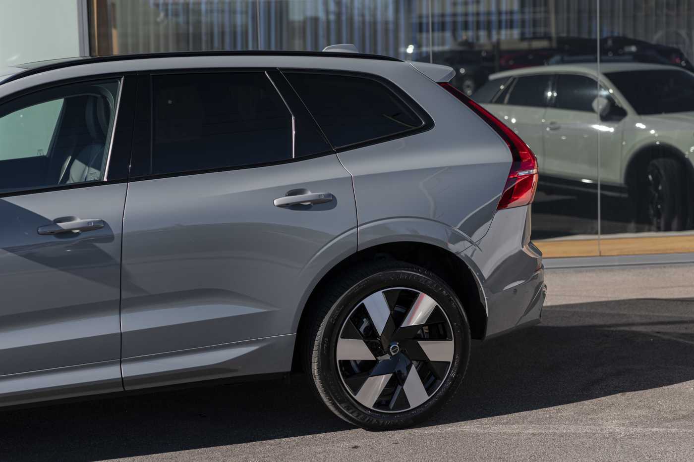 Volvo  XC60 Recharge Plus, T8 AWD Plug-in hybrid, Electric/Petrol, Dark