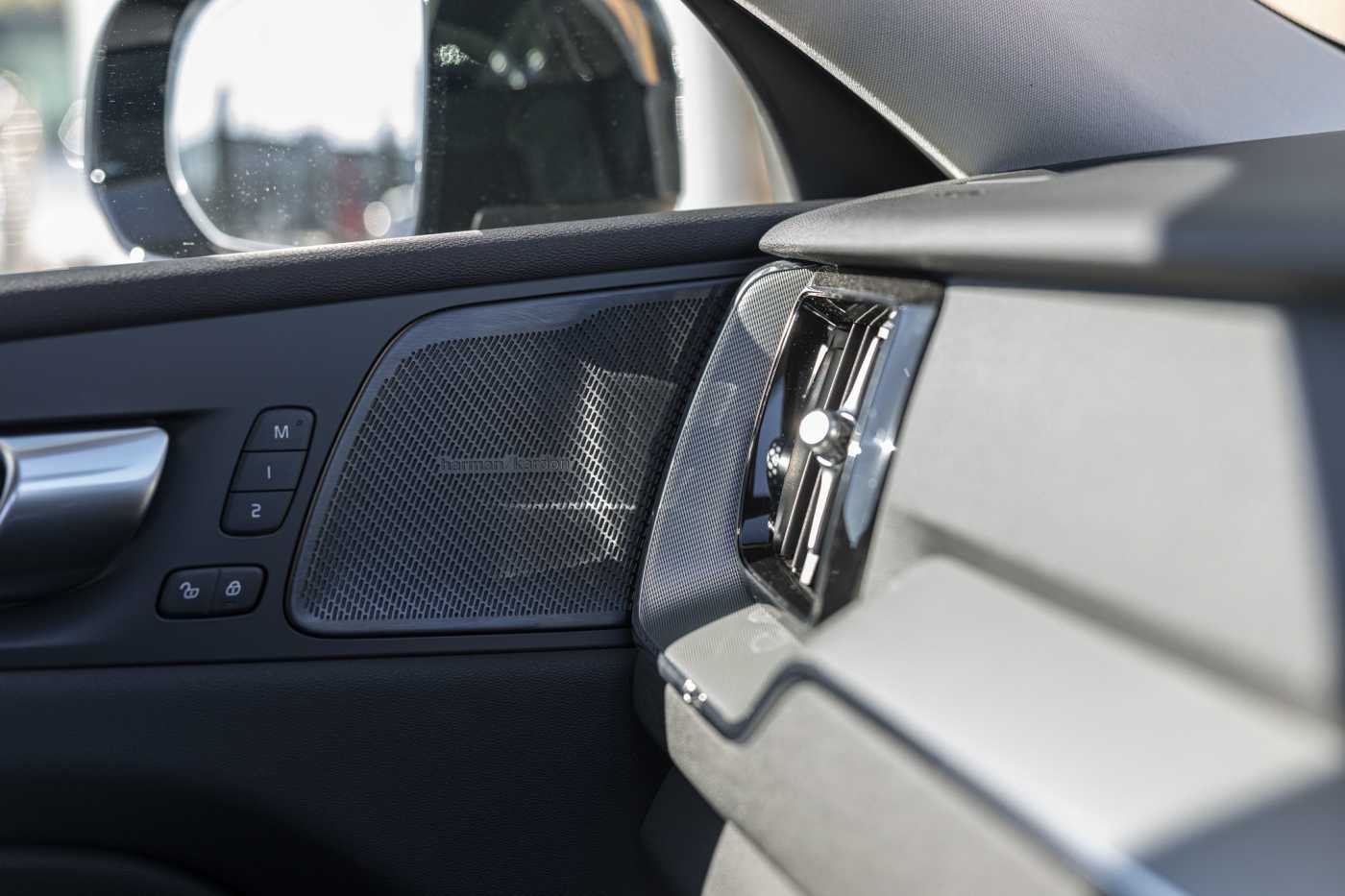 Volvo  XC60 Recharge Plus, T8 AWD Plug-in hybrid, Electric/Petrol, Dark