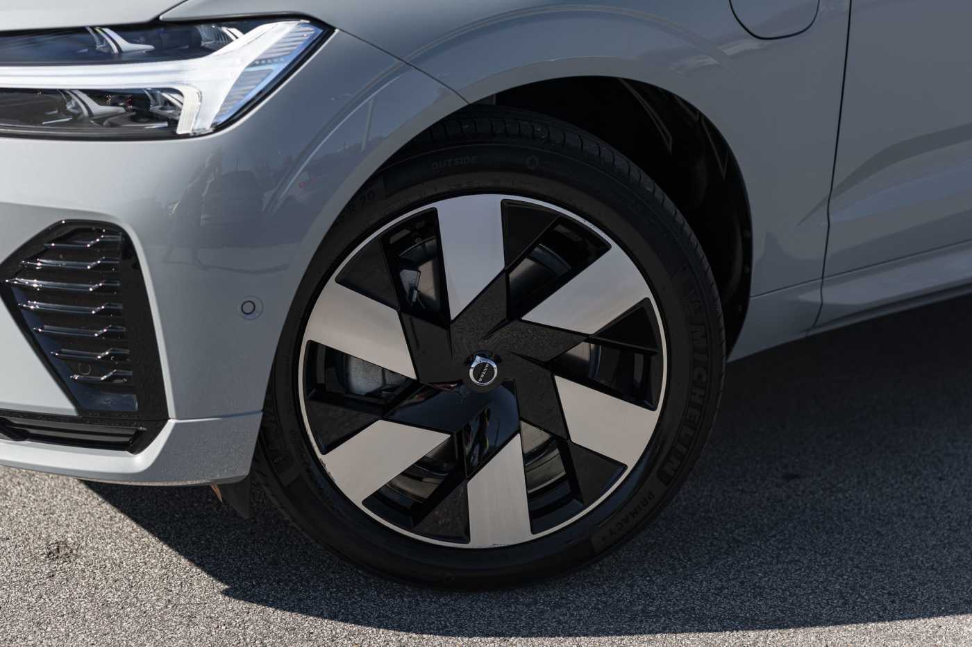 Volvo  XC60 Recharge Plus, T8 AWD Plug-in hybrid, Electric/Petrol, Dark