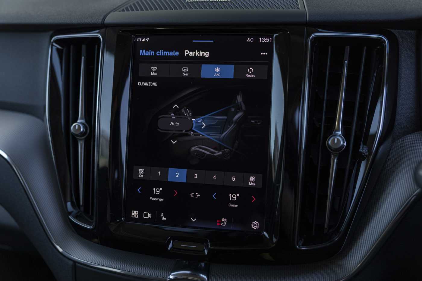Volvo  XC60 Recharge Plus, T8 AWD Plug-in hybrid, Electric/Petrol, Dark