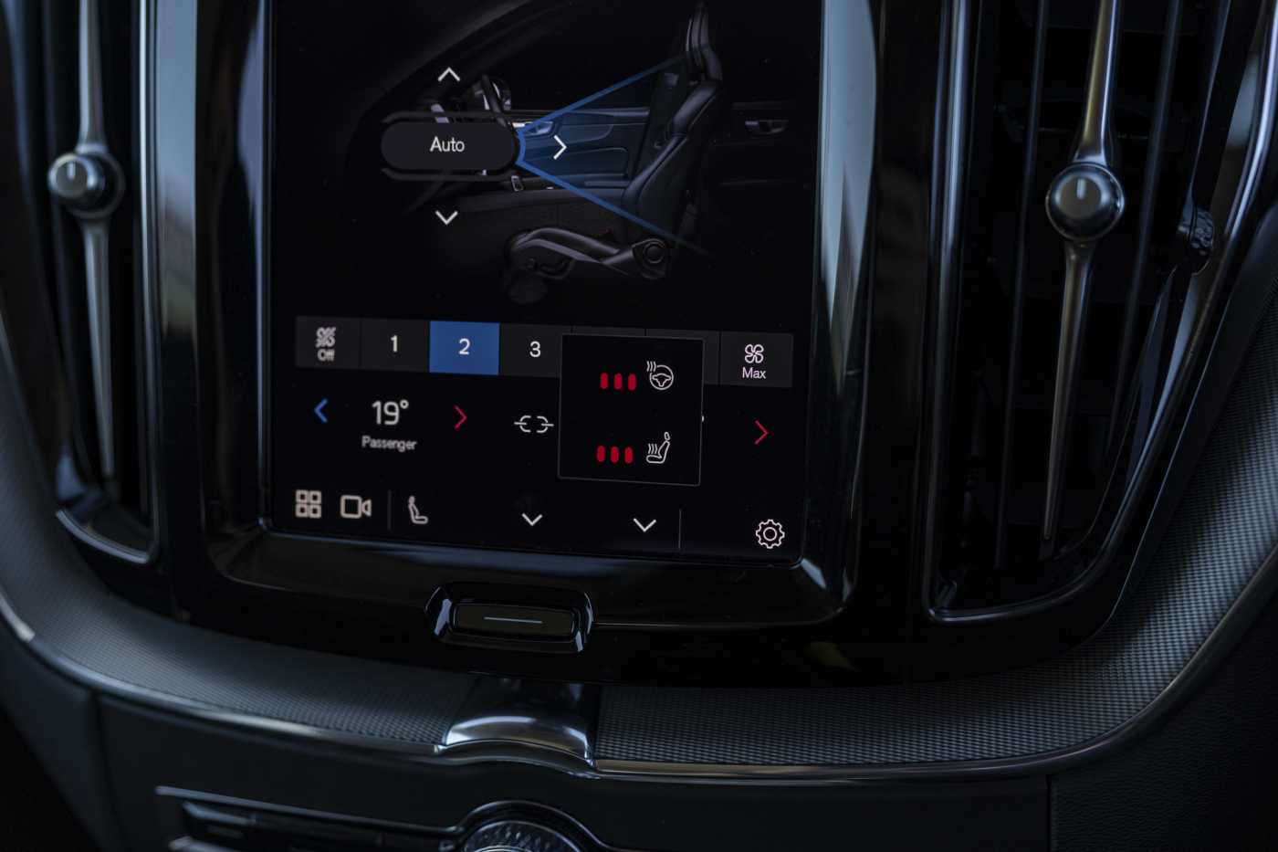 Volvo  XC60 Recharge Plus, T8 AWD Plug-in hybrid, Electric/Petrol, Dark