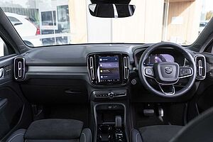 Volvo  XC40 Ultimate, B5 Mild Hybrid, Petrol, Dark
