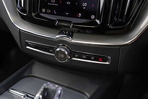 Volvo  XC60 Ultimate, B6 AWD mild hybrid, Petrol, Dark